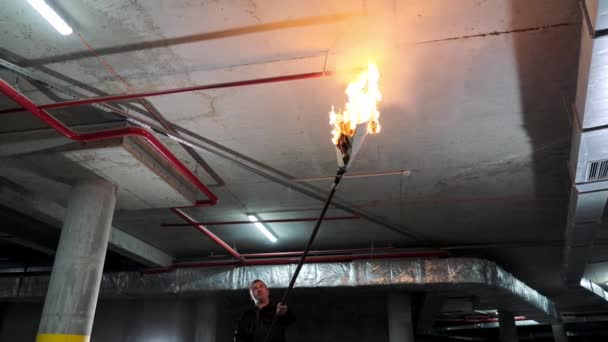 Verifica di lavoro automatico di estinzione di fuoco di parcheggio sotterraneo. Esplosione di una cartuccia di estinzione incendi. Acqua che scorre attraverso l'ugello. — Video Stock