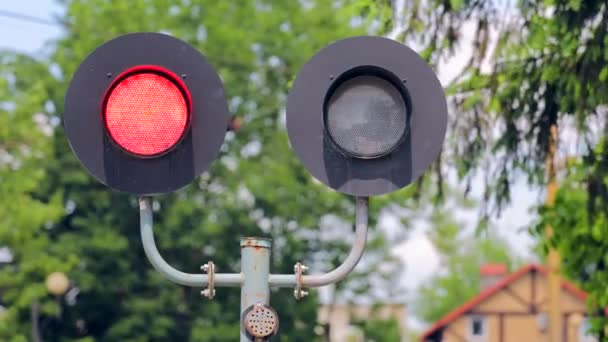 Na semaforu blikají červená světla. Železniční semafor, který zakazuje pohyb automobilů. Semafory na železnici. — Stock video