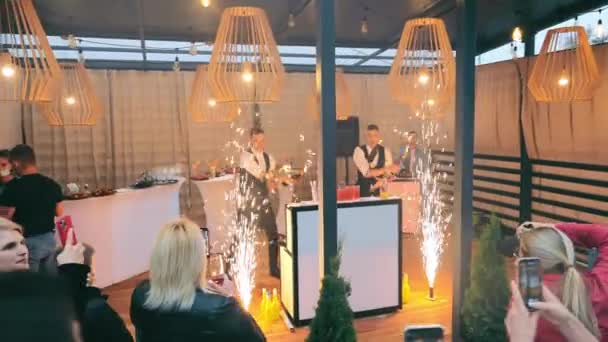 Ukraina Lviv 01.08.2021 Bartenders visar showen. Bartenderprogram och fyrverkerier. Göra cocktails och shower på en fest. — Stockvideo