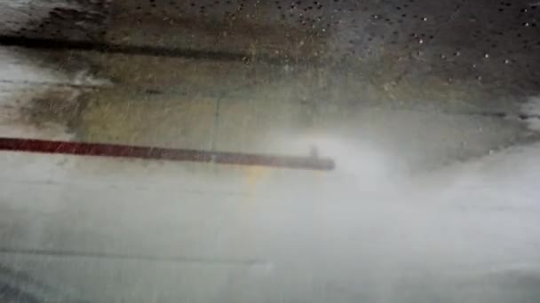 Prasknutí vodovodního potrubí. Voda tekoucí z potrubí pod vysokým tlakem — Stock video