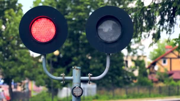Kırmızı ışık yanıp sönüyor. Tren yolu trafik lambaları arabaların hareket etmesini yasaklıyor. Demiryolunda trafik ışığı.. — Stok video