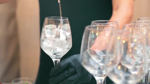 Verre avec glace. La glace est remuée avec une cuillère. Tir à bout portant. Le barman mélange la glace dans un verre avec une cuillère à café — Video