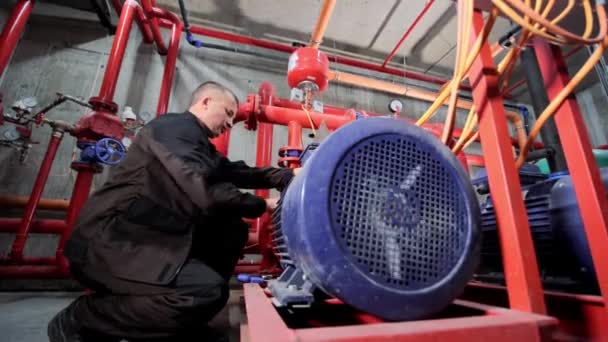 水ポンプステーションエンジニアは、水供給コンプレッサーエンジンを修理します. — ストック動画