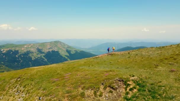 Karadağ sırtı üzerinde iki turist duruyor. Gözlemevi ve gözlem noktasının bulunduğu dağın tepesine tırmanan hava manzaralı turistler. Zirveye yolculuk — Stok video