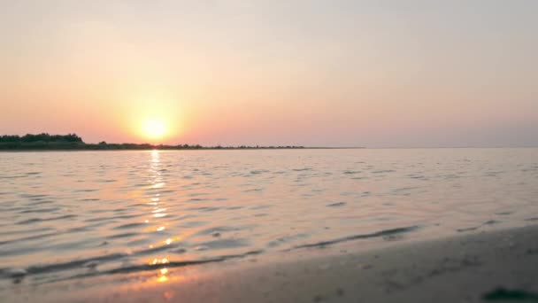 Prachtige zonsopgang over de rivier die in de zee stroomt. Zonnestralen van gele en oranje kleuren weerspiegeld in het water. Scenic landschap van zonsopgang boven het water. — Stockvideo