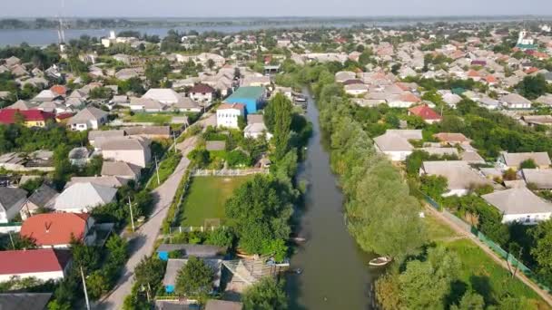 Vista aerea sulla città di Vilkovo. Volo sopra la città e i canali che collegano le case. Una città sull'acqua in Ucraina. — Video Stock