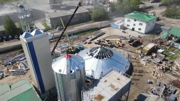 Veduta aerea Volo sopra la grande costruzione del complesso agricolo. Cantiere. Costruzione di locali per lo stoccaggio e la trasformazione dei cereali e lo stoccaggio e la produzione di biogas. — Video Stock