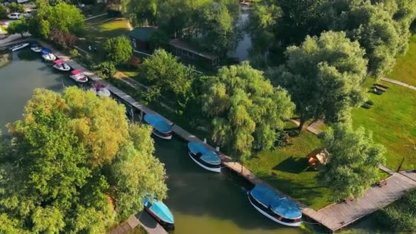 小さな町の川の上に小さなボート桟橋上の航空便。小型モーターボート用港. — ストック動画