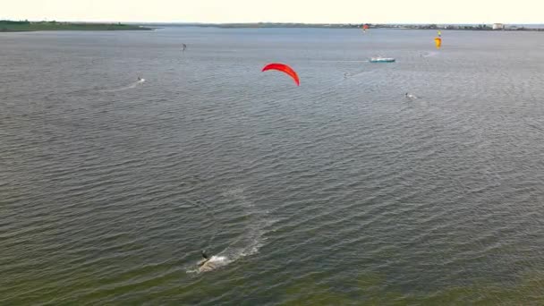 Ukrayna Odessa 18.08.2021 uçurtma dalgalar üzerinde yüzüyor. Uçurtma sörfü yapan insanlar. Uçurtma öğrenme okulu. — Stok video