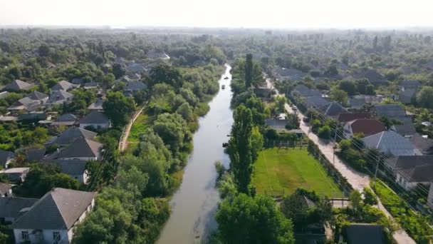 Vista aerea sulla città di Vilkovo. Volo sopra la città e i canali che collegano le case. Una città Vylkovo sull'acqua in Ucraina. — Video Stock