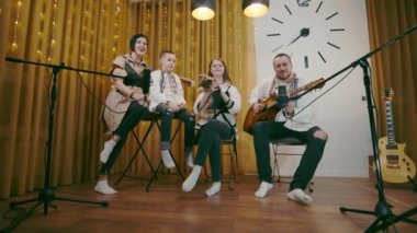 Büyük mutlu bir aile şarkı söyler ve babam gitar çalar. Aile çevresindeki mutlu bir aile bir şarkıya sarılıp şarkı söyler..