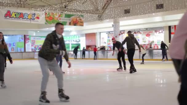 Ukrajina Lvov 25.08.2021 Lidé bruslí během Vánoc v obchoďáku na ledové aréně. Dovolená s rodinou během vánočních svátků. — Stock video