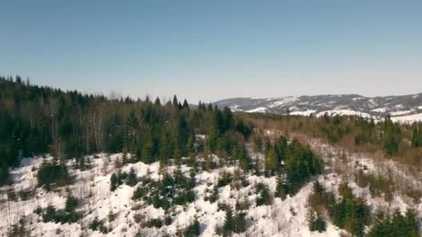 Vackert landskap av berg täckt med den första snön. Flyger över bergen en solig dag på vintern. — Stockvideo