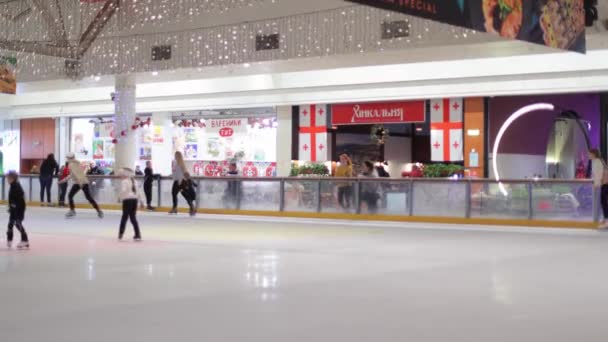 우크라 이나 리비우 25 . 08 . 2021 명 이 크리스마스에 얼음 경기장 쇼핑몰에서 스케이트를 탔다. 크리스마스 휴일에 가족 과 함께 하는 저녁 식사. — 비디오