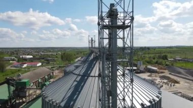Soya fasulyesi ve buğday tanelerini işlemek ve depolamak için tanklar. Toplama, işleme ve depolama asansörü