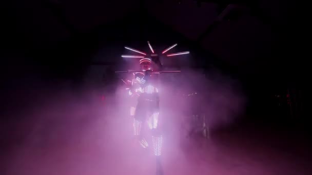 Laser dans gösterisini yönetiyordu. Parlak kostümlü bir grup dansçı dans ediyor. Lazer gösterisi performansı. — Stok video