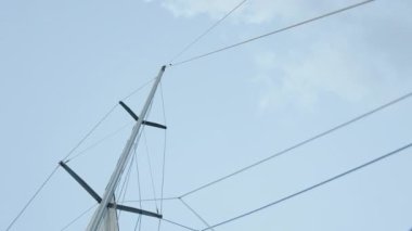 Akşamları gökyüzünün arka planında yelkensiz bir yat direği.