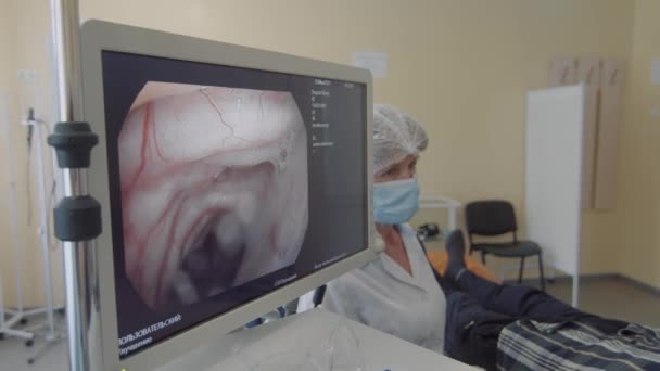 우크라이나. LVV 10.09.2021 Lung endoscopy. 의사는 내시경을 사용하여 환자의 폐를 검사한다. — 비디오