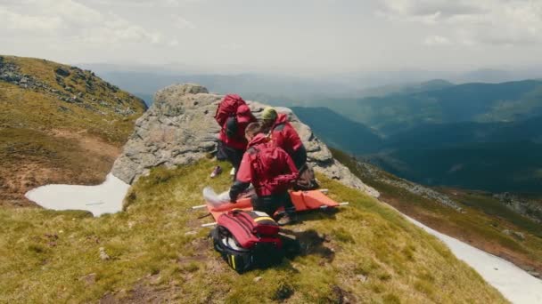 Ukraine Stryi 10.09.2021 Un groupe de secouristes fournit les premiers soins à la victime qui s'est cassé la jambe. Les sauveteurs travaillent dans les montagnes. — Video