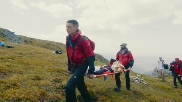 Ukraine Stryi 10.09.2021 Un groupe de secouristes fournit les premiers soins à la victime qui s'est cassé la jambe. Les sauveteurs travaillent dans les montagnes. — Video