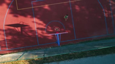 Basketbol oyuncusu topu ringe fırlatıyor. Kadın basketbol sahasında basketbol oynamak için antrenman yapıyor..