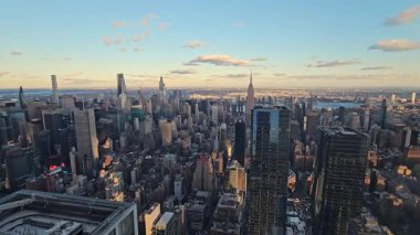 Gökdelenden nefes kesici bir görüntü, yoğun kentsel yayılma ve alacakaranlıktaki işaretleri yakalıyor..