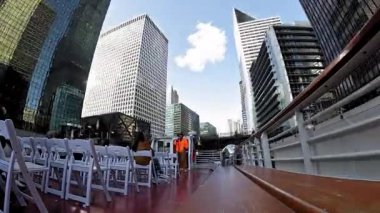 Şikago şehir merkezinin heybetli modern gökdelenlerine bakan bir nehir gezisi güvertesinden alçak açılı zaman perspektifi