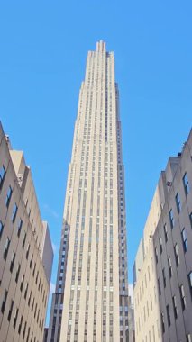 Rockefeller Center New York Birleşik Devletler Uzun gökdeleni. Simetrik binalar ve mavi gökyüzü çerçeveli. Kentsel mimari manzara.