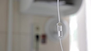 Sıvı ilaç damlalarıyla damar içi seruma yakından bak. Yoğun terapi sırasında hastane odasında tıbbi infüzyon sistemi var..