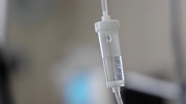 Hastane odasında serum fizyolojik solüsyonlu damar içi serumunu kapat. Acil ameliyat ya da terapi sırasında hasta bir hastaya tıbbi tedavi uygula..