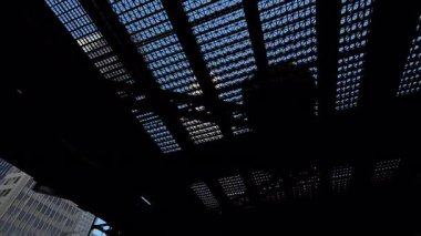 Chicago Illinois 'de. 02.01.2026 Willis Kulesi ve Van Buren Caddesi 'nin alçak açılı manzarası Chicago şehir merkezindeki tren raylarının altında..