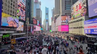 New York City, ABD - 13 Ekim 2024: Kalabalık Times Meydanı dev reklam panoları ve turistlerle dolu, Manhattan 'ın ünlü simgelerinden oluşan yoğun bir hayat.