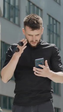 Akıllı telefondaki bir mesajla kötü haber alan genç bir iş adamı. Hüsrana uğramış genç adam.