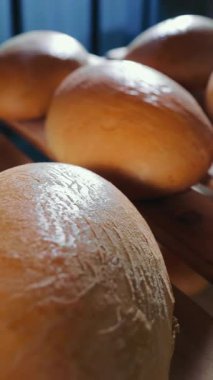 Raflarda pişmiş ekmek. Fırında Geleneksel Ekmek Pişirme