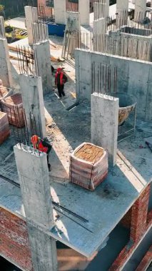 Hava görüntüleme inşaatı işe yarıyor. İnşaatçılar çok katlı tuğladan bir bina daha inşa ediyorlar.