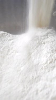 Un yavaş çekimde büyük bir kaseye dökülür. Un 'dan Trisrav hazırlığı. Undan hamur yapmak