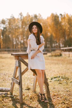 Çiftlikte şapkalı güzel bir manken.