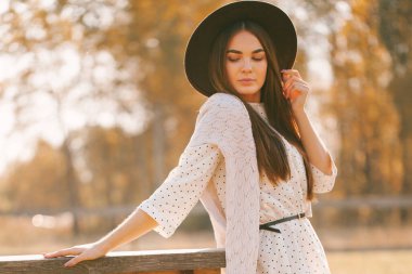 Çiftlikte şapkalı güzel bir manken.