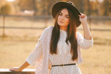 Çiftlikte şapkalı güzel bir manken.