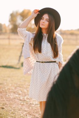Çiftlikte şapkalı güzel bir manken.