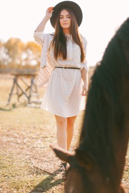 Çiftlikte şapkalı güzel bir manken.