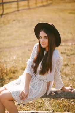 Çiftlikte şapkalı güzel bir manken.