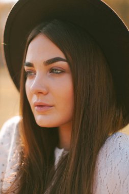 Çiftlikte şapkalı güzel bir manken.