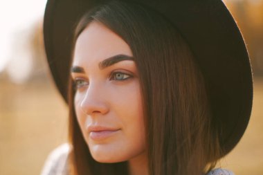 Çiftlikte şapkalı güzel bir manken.