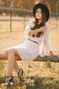 Çiftlikte şapkalı güzel bir manken.