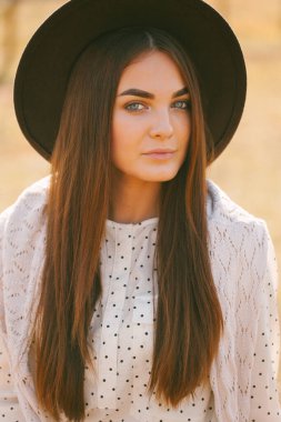 Çiftlikte şapkalı güzel bir manken.