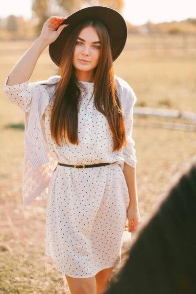 Çiftlikte Şapkalı Güzel Bir Manken — Stok fotoğraf