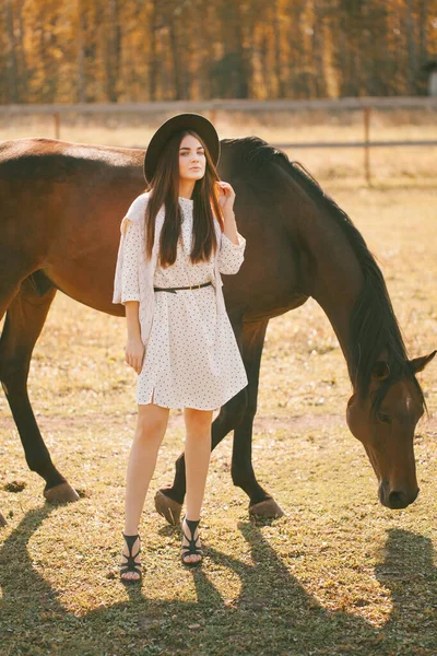 Jong Mooi Model Een Hoed Met Een Paard — Stockfoto