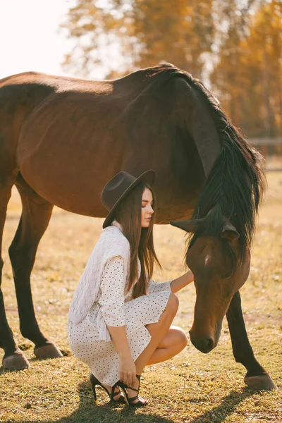 Молодая Красивая Модель Шляпе Лошадью — стоковое фото