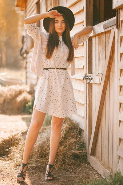 Young Girl Dress Hat Posing Farm Sunny Day — Stock Photo, Image